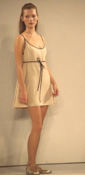 Kate Moss Isaac Mizrahi, Kate Moss Grey Dress, Kate Moss Slip Dress 90s, Mui Mui Runway 90s, Kate Miss Outfits, Kate Moss Catwalk, Kate Moss Indie Sleaze, Kate Moss Runway 90s, Isaac Mizrahi 90s