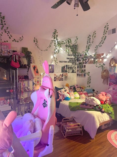 Pink Gamer Bedroom, Nintendogrl Room, Cute Gamer Bedroom, Pink Anime Bedroom, Egirl Bedroom Aesthetic, Pink Fairy Room, Egirl Room Aesthetic, Pink Kawaii Room Ideas, Kawaii Gamer Room