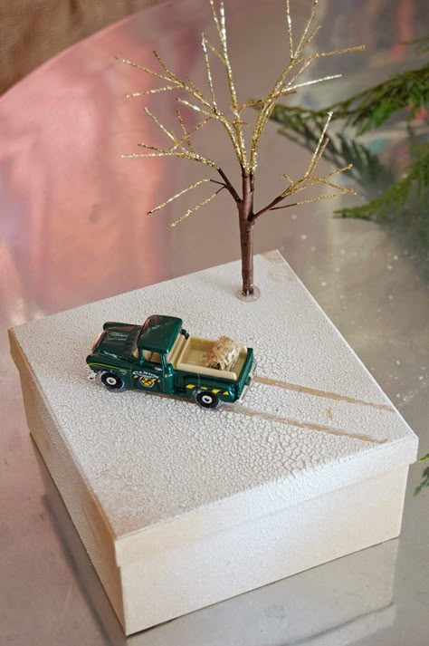 Christmas Present Dioramas Up Close | The Art of Doing Stuff Christmas Wrapping Ideas, Gift Wrap Ideas, Diy Holiday Gifts, Gifts Wrapping, Creative Gift Wrapping, Wrap Ideas, Diy Gift Wrapping, Wrapping Gifts, Christmas Scenes