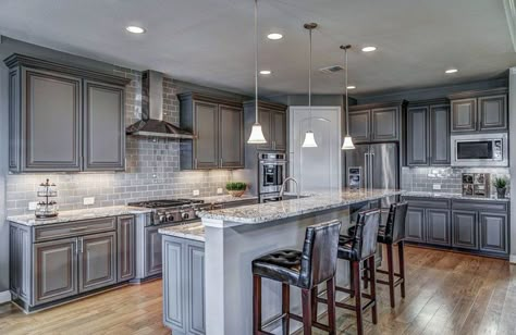 Traditional kitchen with gray cabinets and subway tile backsplash with white granite countertop and breakfast bar island Islands Kitchen, Kitchen Colours, Kitchen Ikea, Серая Кухня, Gray And White Kitchen, Kitchen Design Diy, Kabinet Dapur, Traditional Kitchen Design, Gray Cabinets