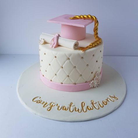 Cake Decorating Graduation, Prom Cakes Ideas, Pink Graduation Cakes, Elegant Graduation Cakes, Graduation Birthday Cake, Simple Graduation Cakes, Graduation Cake Ideas, Grad Cakes, Graduation Cake Designs