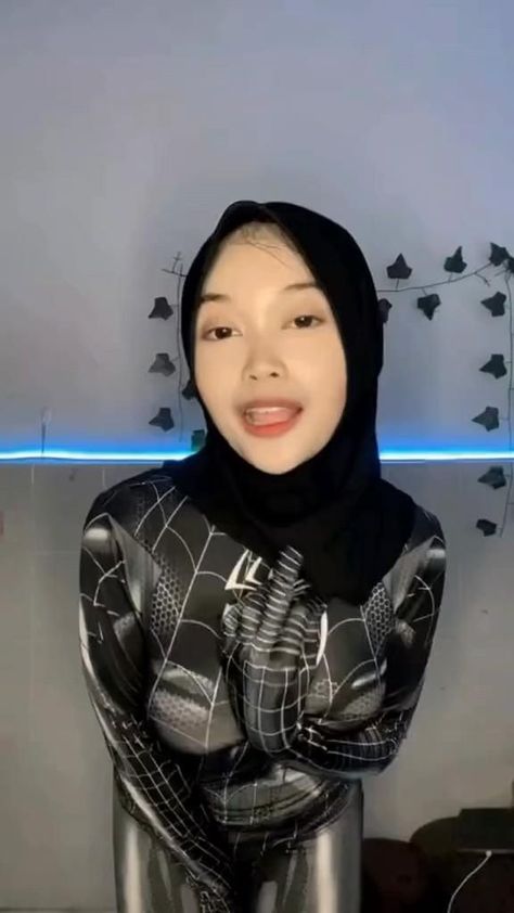 Tank Top Hijab, Video Hijab, Foto Cewek Hijab Aesthetic, Hijab Aesthetic, Spider Girl, Pet Logo Design, Save Video, Muslim Women Hijab, Hijab Chic