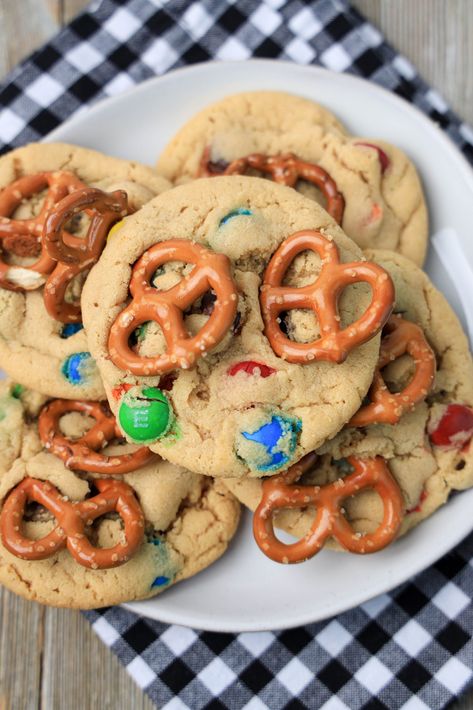 Soft and Chewy Pretzel Cookies Recipe with M&M's Recipe With Pretzels, Pretzel Cookies Recipe, Frozen Pretzels, Pretzel Cookies, Cookies Light, Pretzel Twists, Peanut Butter Pretzel, Salty Treats, Caramel Cookies