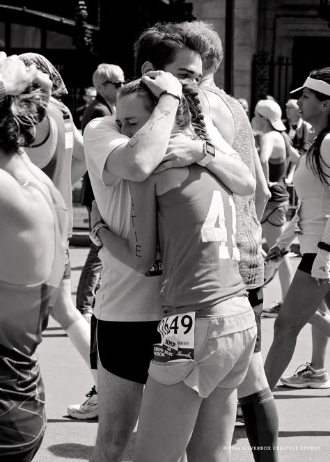 Running Together Aesthetic, Running Half Marathon Aesthetic, Running Inspo Aesthetic, Couple Running Aesthetic, Marathon Vision Board, Couples Running Aesthetic, Marathon Running Aesthetic, Running Couple Aesthetic, Finish Line Aesthetic