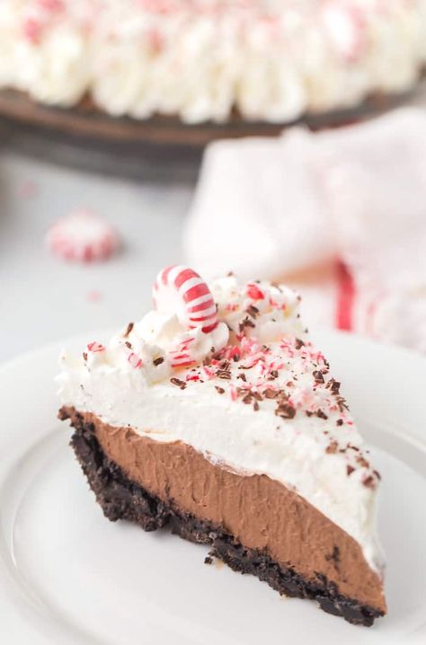 This EASY homemade No-Bake Peppermint Mocha Pie is creamy, decadent, and a great way to celebrate the flavors of the season! Peppermint Pie Recipe, Mocha Pie, Peppermint Pie, Mocha Desserts, Baking Recipes Pie, Peppermint Recipes, Peppermint Cream, Christmas Pie, Chocolate Cream Pie