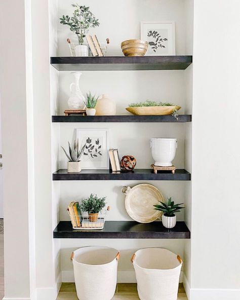 10 Shelf Styling Tips to Make It Easy and Beautiful Minimalist Shelf Decor, Minimalist Shelves Decor, The Rule Of Three, Minimalist Shelf, Minimalist Shelves, Shelf Decor Living Room, Rule Of Three, Styling Shelves, Decorating Bookshelves