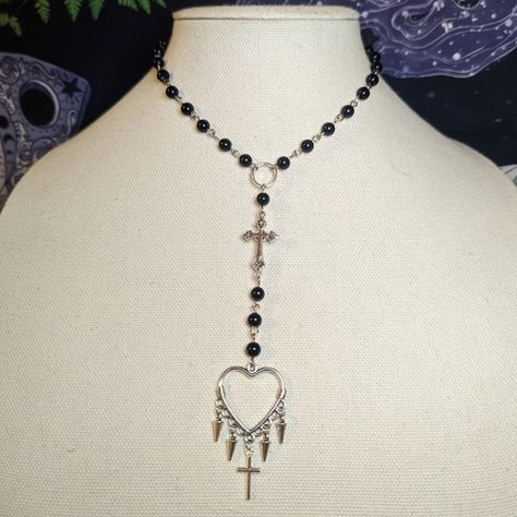 Rosary Style Choker Necklace. Has Cross Charm & Spiked Heart Pendant. Made With Black Glass Beads, Measures 14 Inches Around & Finished With Chain In The Back. Has A Lobster Clasp And 1.5 Inch Extension Chain. #Rosary #Choker #Cross #Goth #Grunge Goth Beaded Jewelry, Rosary Choker, Grunge Jewellery, Rosary Ideas, Kandi Jewelry, Chain Rosary, Gothic Jewelry Diy, Rosary Beads Necklace, Rosary Jewelry