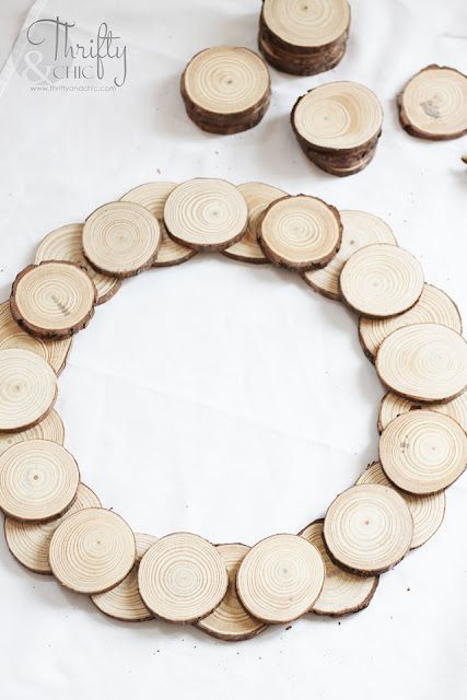 Thrifty and Chic - DIY Projects and Home Decor Wood Wreath, Christmas Wreaths Diy Easy, Wood Slice Crafts, Wooden Slices, Wood Disc, Diy Holz, Navidad Diy, Woodland Christmas, Wreath Diy