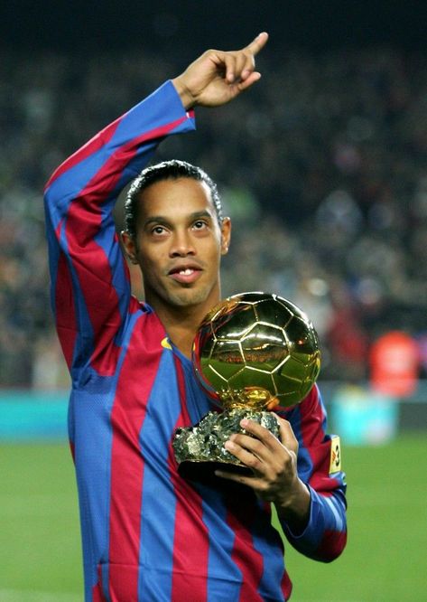 Clica no link ou na foto e veja um vídeo completo do Ronaldinho gaúcho Ronaldinho Skills, Ronaldinho Wallpapers, Ronaldo Ronaldinho, Brazilian Soccer Players, Street Football, Barcelona Futbol Club, Football Players Images, Soccer Life, Football Photos