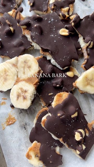 Chocolate Peanut Butter Covered Bananas, Banana Chocolate And Peanut Butter, Chocolate Protein Banana Bark, Banana Chocolate Bark, Frozen Banana Bark, Chocolate Peanut Butter Banana Bark, High Protein Banana Bark, Banana Yogurt Bark, Banana Peanut Butter Chocolate Bark