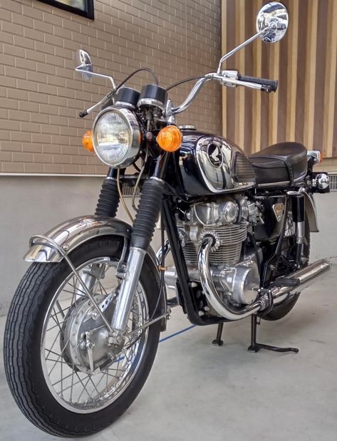 Old Motorcycles Vintage, 1950s Motorcycle, Asian Motorcycle, 70s Motorcycle, Classic Honda Motorcycles, Honda Motorbikes, Cb 450, Vintage Honda Motorcycles, Motos Honda