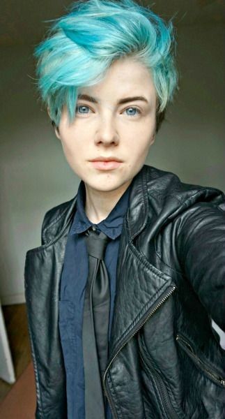 Blue Hair Guy Aesthetic, Nonbinary Hair Undercut, Transboy Hair, Nonbinary Haircuts, Duck Guy, Tomboy Haircut, Androgynous Haircut, Androgynous Hair, Tomboy Hairstyles