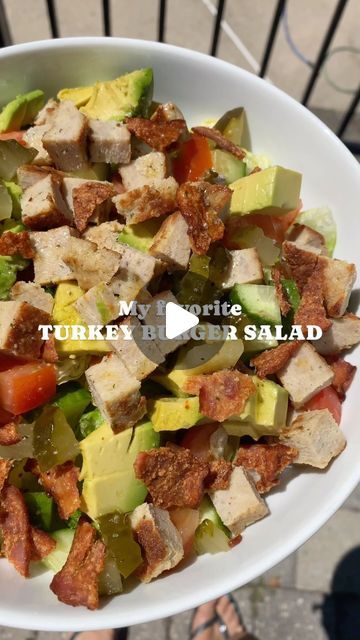 danielle alburtus on Instagram: "Turkey burger salad anyone…  In a bowl add lettuce, tomatoes, cucumbers, avocado, crispy chicken bacon, bread and butter pickles with Good Seasons Italian dressing and topped with my fav turkey burger recipe.  #salad #saladrecipe #burger #turkeyburger #burgersalad #turkeyburgersandsalad #glutenfree #glutenfreefood #glutenfreerecipes #glutenfreelife" Turkey Burger Sides, Burger Sides Dishes, Turkey Burger Salad, Burger Sides, Bacon Bread, Turkey Burger Recipe, Bread And Butter Pickles, Burger Salad, Butter Pickles