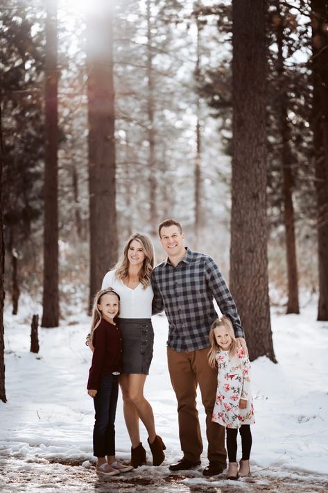 Winter Family Of 4 Photoshoot, Family Photos Snow Outdoor, Standing Family Photos, Roommate Calendar, Family Snow Pictures, Snow Family Photoshoot, Family Photos Snow, Family Photos Western, Snow Family Photos