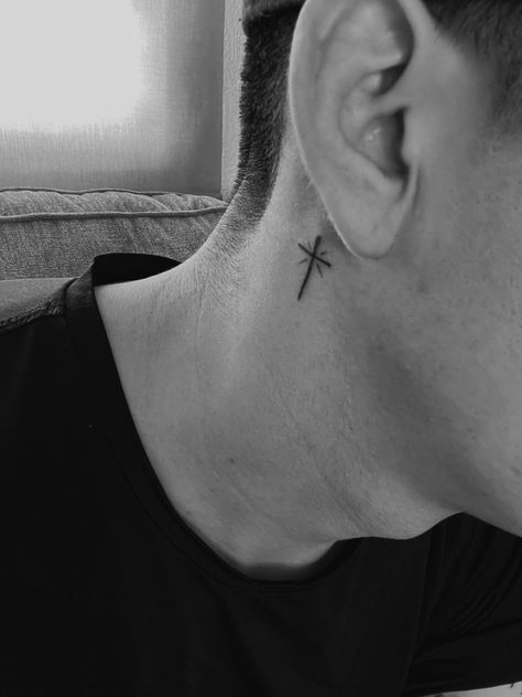 Small tattoo idea of a cross in the neck behing the ear. Back Of Ear Tattoo Men, Cross Neck Tattoo, Back Ear Tattoo, Cross Tattoo Neck, Warrior Tattoo Sleeve, Light Tattoo, Back Of Neck Tattoo, Tattoo Inspiration Men, Jesus Tattoo