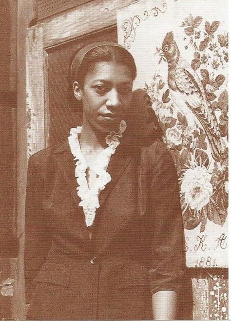 33 year old Edna Regina Lewis in 1949, shortly after she began working at Cafe' Nicholson near the United Nations in New York City. (from "The Gift of Southern Cooking" by Edna Lewis & Scott Peacock) Edna Lewis Recipes, Edna Lewis, Female Chef, Cafe Society, Country Cooking, Southern Cooking, A Chef, Grave Memorials, Cooking Skills