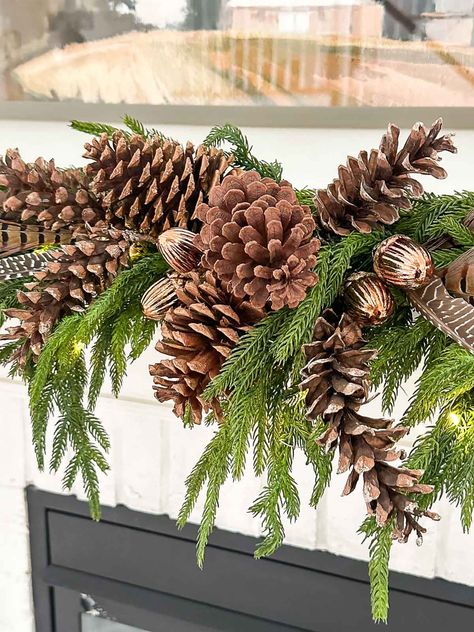 Pinecones are Christmas decorating gold. Here are 8 ways and lots of ideas to pinecones in your Christmas decor. Decorating With Pinecones, Stairway Decor, Pine Cone Christmas Decorations, Decorating For Christmas, Christmas Mantel, Pine Cone Decorations, Pine Cone Crafts, Christmas Arrangements, Pretty Christmas