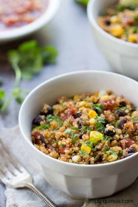 This healthy Mexican quinoa recipe uses only 5 ingredients and comes together in under 20 minutes. It's quick, easy and super delicious! Work Lunch Recipes, Easy Healthy Meal, Quinoa Recipes Healthy, Vegeterian Recipes, Mexican Quinoa, Quinoa Recipe, Quick Vegan, Simply Quinoa, Bring A Friend