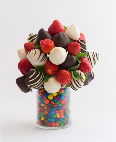 Chocolate Strawberry Bouquet Dipped Strawberry Bouquet, Chocolate Covered Fruit Bouquet, Covered Strawberries Bouquet, Chocolate Strawberries Bouquet, Strawberries Bouquet, Strawberry Bouquet, Fruit Bouquet Ideas, White Chocolate Covered Strawberries, Edible Fruit Arrangements