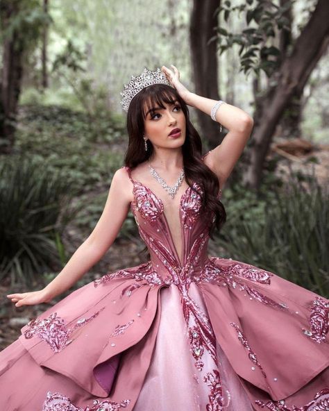 Bat Pictures, Quinceanera Poses, Quince Poses, Quince Pics, Pink Princess Dresses, Disney Prom Dresses, Quinceañera Photoshoot Ideas, Quince Photoshoot Ideas, Quince Photoshoot