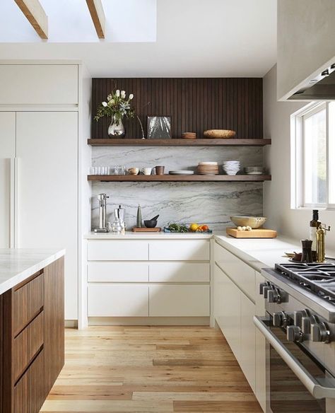 Dapur Skandinavia, White Contemporary Kitchen, Model Dapur, Contemporary Kitchen Cabinets, Kabinet Dapur, Kitchen Design Open, Classic Kitchen, Vent Hood, Modern Kitchen Cabinets