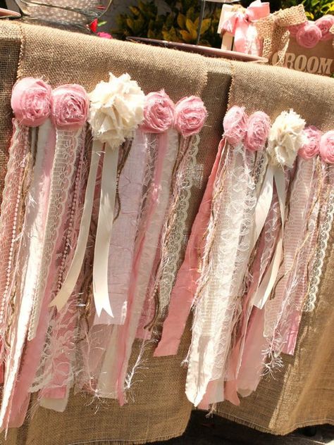 Pink Table Runners, Baby Shower Elegante, Burlap Runner, Ribbon Streamers, Shabby Chic Baby, Shabby Chic Fabric, Shabby Chic Table, Chic Baby Shower, Shabby Chick