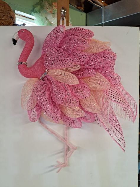 Flamingo Crafts For Adults, Pink Flamingo Craft, Flamingo Crafts, Flamingo Decorations, Flamingo Tree, Flamingo Centerpiece, Animal Wreaths, Flamingo Projects, Flocking Fabulous