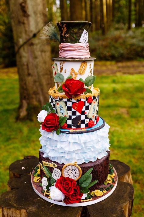 Alice In Wonderland Wedding Cake, Woodland Tea Party, Flamingo Croquet, Wonderland Wedding Cake, Wonderland Themed Wedding, Wonderland Sweet 16, Themed Wedding Ideas, Wonderland Wedding Theme, Alice In Wonderland Tea Party Birthday