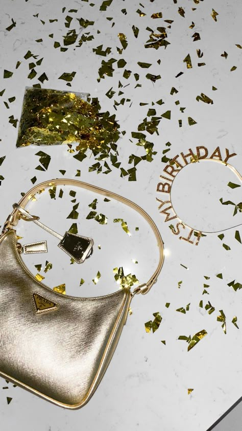 30 Golden Birthday, Golden Bday Aesthetic, Champagne Birthday Aesthetic, Leo Birthday Aesthetic, Golden Birthday Food, Gold Aesthetic Birthday, Gold Aesthetic Party, 24kt Gold Birthday, Golden Birthday Aesthetic