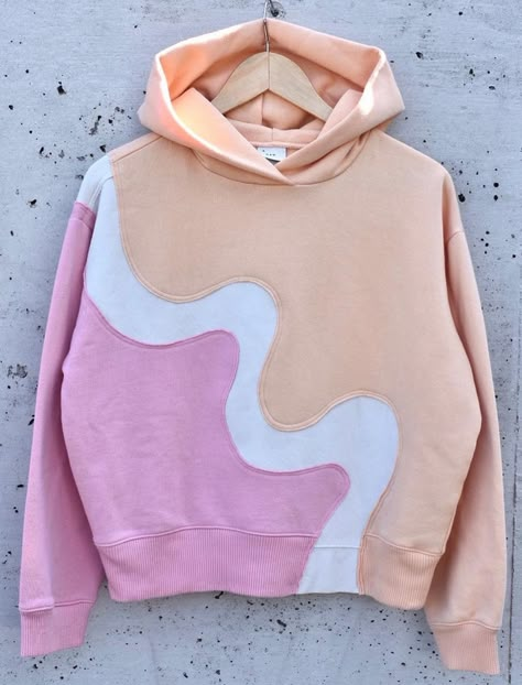 Sweatshirt Painting Ideas, Patchwork Sweatshirt Ideas, Two Sweatshirts Sewn Together, Upcycled Hoodie Diy, Trendy Patchwork Crew Neck Sweatshirt, Patchwork On Sweatshirts, Reworked Clothes Diy Ideas, Patchwork Sweatshirt Diy, Sweatshirt Upcycle Diy