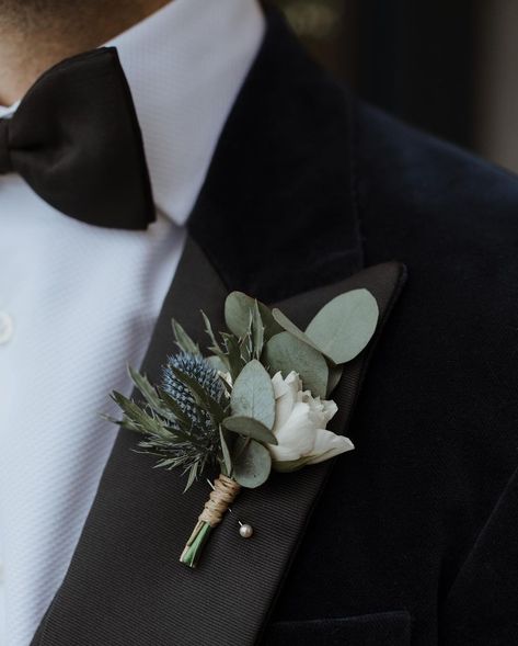 Grooms Button Holes Wedding, Button Hole Wedding, Boho Wedding Buttonholes, Wedding Bouquets Groom, Groom Buttonhole White, Groom Lapel Flower, Buttonierre Wedding, Buttoniere Wedding Groomsmen, Button Hole Flowers Groomsmen