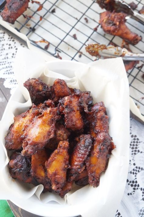 Jollof - chicken - wings - naijafoodie - 9jafoodie - christmas Nigerian Chicken, Nigeria Food, Cooking Chicken Wings, Recipes Around The World, West African Food, Nigerian Recipes, Recipes To Cook, African Cooking, Nigerian Food