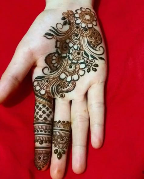 Bel Mehandi Designs For Hands Simple, Bel Mehndi Designs Front Hand Simple, Mylanchi Designs Simple, Bel Mehendi Designs, Mehendi Bel, Mehandi Bel Design, Mehndi Designs Bel, Arbic Mendhi Design, Bel Mehndi Designs