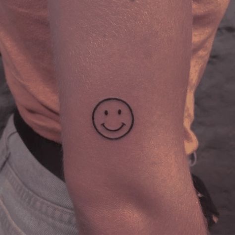 Smiley Face Graphic, Face Graphic, Stick And Poke, Acrylic Painting For Beginners, Smiley Faces, Face Tattoo, Flash Tattoo, Smiley Face, Tattoos And Piercings