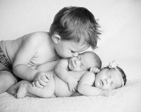 Twins Newborn Photoshoot With Siblings, Twins Photography, Twins Newborn, Twin Sons, Twins Posing, Twin Newborn, Twin Pictures, Twin Photography, Foto Newborn