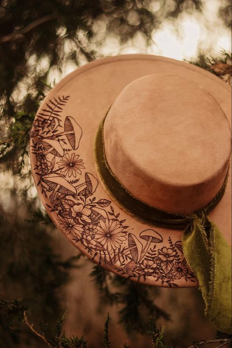 Wood Burning Hats Diy, Burn Design On Hat, Wood Burn Hat Design, Burned Hat Ideas, Wood Burning Hats, Wood Burned Hats, Burnt Hat Design, Hat Pyrography, Pyrography Hats