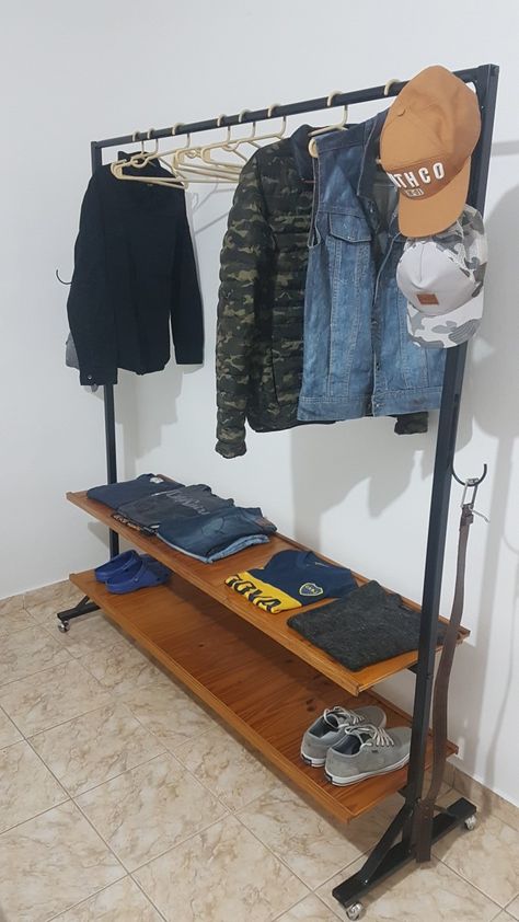 Ropero casero hecho con hierro y madera. Cómodo para mover gracias a las ruedas colocadas. Ganchos para colgar cualquier accesorio, dos estantes para poner calzado y ropa. Y un buen Barral para colgar camisas, abrigos, etc. Boutique Stores, Industrial Furniture, House Rooms, Wardrobe Rack, Bangkok, Iphone Wallpaper, House Interior, Boutique, Wardrobe