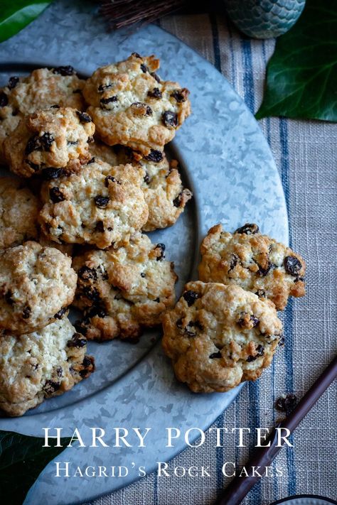 Harry Potter: Hagrid's Rock Cakes recipe Rock Cakes Recipe, Feast Of Starlight, Harry Potter Feast, Harry Potter Dinner, Harry Potter Snacks, Rock Cakes, Rock Cake, Geek Food, Harry Potter Food