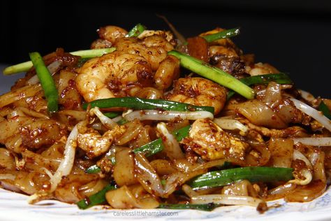 Kuey Teow Goreng Kuey Teow Goreng, Char Kuey Teow, Rice Noodles Stir Fry, Fried Rice Noodles, Stir Fry Rice, Famous Food, Authentic Chinese Recipes, Roasted Shrimp, Rice Noodle