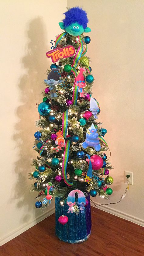 Dreamworks trolls tree Trolls Christmas Decorations, Trolls Christmas Tree, Trolls Christmas, Christmas Tree Decorating Themes, Tree Decorating, Dreamworks Trolls, Decorating Themes, Xmas Tree Decorations, Tree Ideas