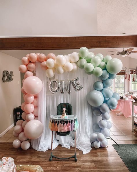 Cloud First Birthday, Rainbow Theme First Birthday Girl, First Birthday Rainbow, Rainbow First Birthday, Baby Birthday Decorations, Baby Girl 1st Birthday, Baby Girl First Birthday, Rainbow Theme, Birthday Diy