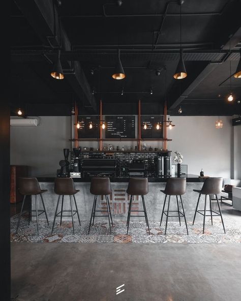 Cafe Black Interior, Industrial Interior Cafe, Industrial Coffee Shop, Charcoal Interior, Black Restaurant, Wood Cafe, Industrial Cafe, Coffee Shop Interior Design, Modern Cafe