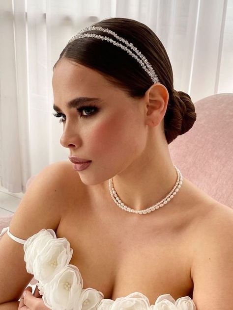 Baddie Aesthetics, Easy Hair Tutorials, Selena Gomez Short Hair, Double Headband, Bridal Accesories, Cute Braids, Wedding Eye Makeup, Bridal Hair Buns, Wedding Bridal Veils