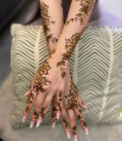 Henna Designs Khaleeji, Henna Designs Hand Arabic, Arab Henna Designs, Tattoo Hand Finger, Khaleeji Henna Designs, Finger Henna Designs Simple, Rose Mehndi Design, Mehndi Design Video, Redish Brown Hair