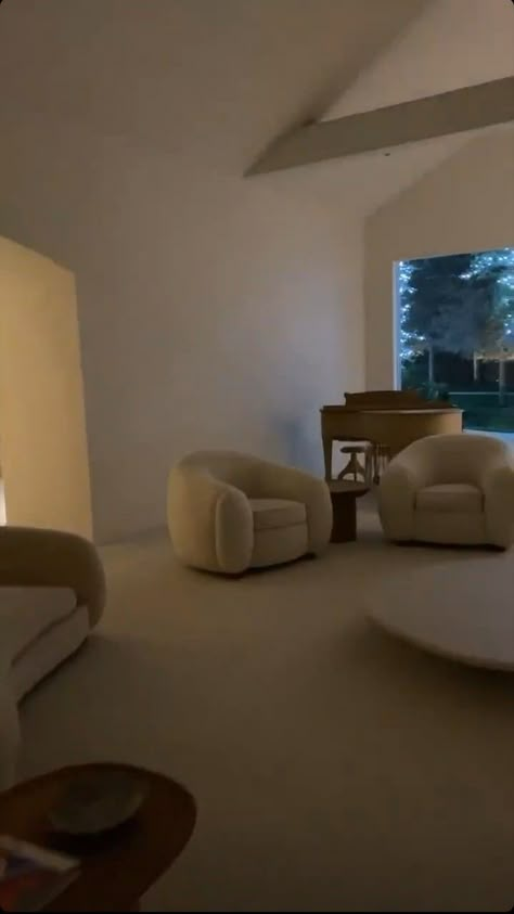 Kim K Living Room, Kim House, Kardashian Home, Jenner House, Small Apartment Interior, Hidden Hills, House Furniture Design, Minimalist Interior Design, Modern Architecture House