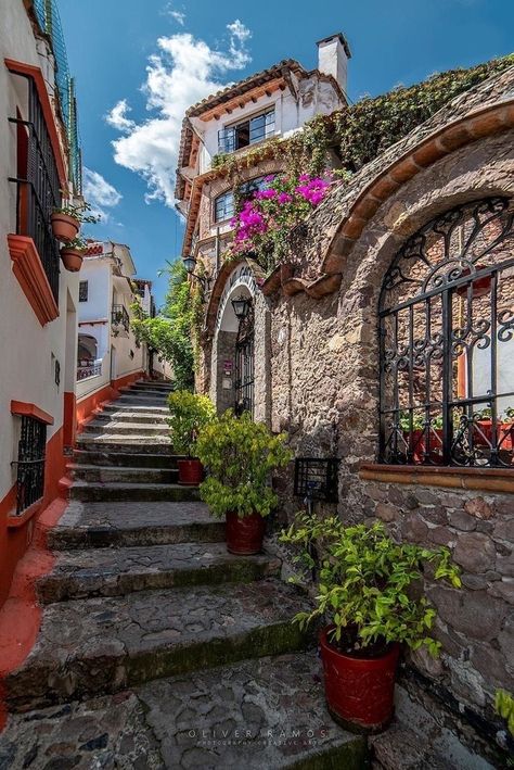 Mexican Plaza, Mexico Buildings, Mexican Buildings, Mexican Pueblo, Mexico Town, Mexican Town, Mexico Pictures, Cityscape Drawing, Village Photos