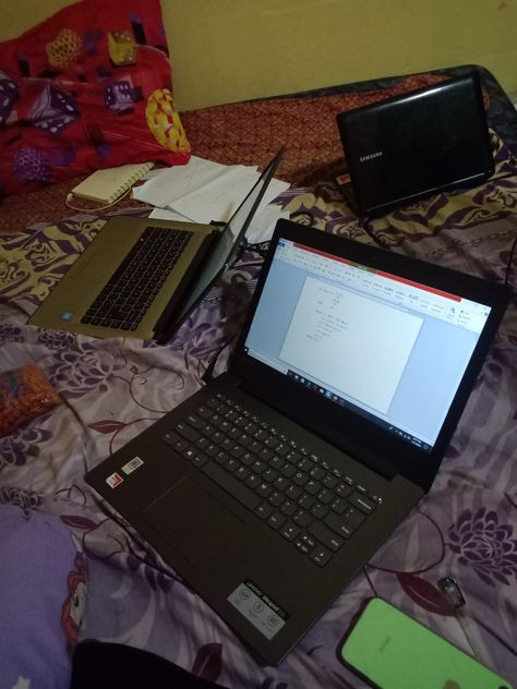 Pap Belajar Laptop, Pap Main Laptop, Pap Laptop, Laptop Snap, Furniture Details Drawing, Boy Best Friend Pictures, Shadow Video, Hand Photography, Cute Couple Gifts