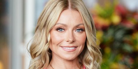 Kelly Ripa’s Nutritionist Reveals Her Daily Diet: Breakfast, Lunch & Dinner Meals Revealed! Kelly Ripa Diet, Kelly Ripa Hair, Tv Moms, Justin Baldoni, Avocado Chocolate Mousse, Chocolate Chia Pudding, Avocado Chocolate, Grilled Tofu, Kelly Ripa