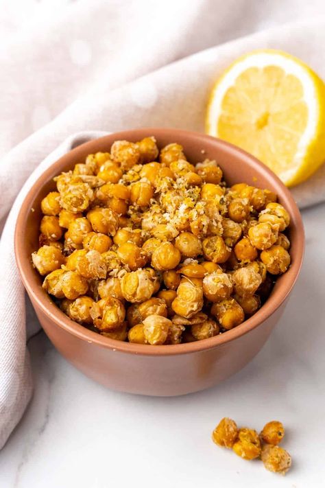 Looking for a tasty and nutritious snack? Try these high-protein crispy roasted chickpeas with Parmesan cheese, garlic, oregano, and hints of lemon! Crispy Roasted Chickpeas, Roast Zucchini, Roasted Shrimp, Low Carb Appetizers, Easy Snack Recipes, Roasted Asparagus, Nutritious Snacks, Roasted Chickpeas, High Protein Snacks