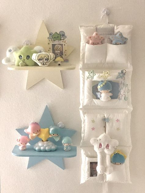 Plushie Storage Ideas, Plushie Storage, Cute Room Ideas, Desk Set, Cute Room Decor, New Room, Storage Ideas, Dream Room, White Walls